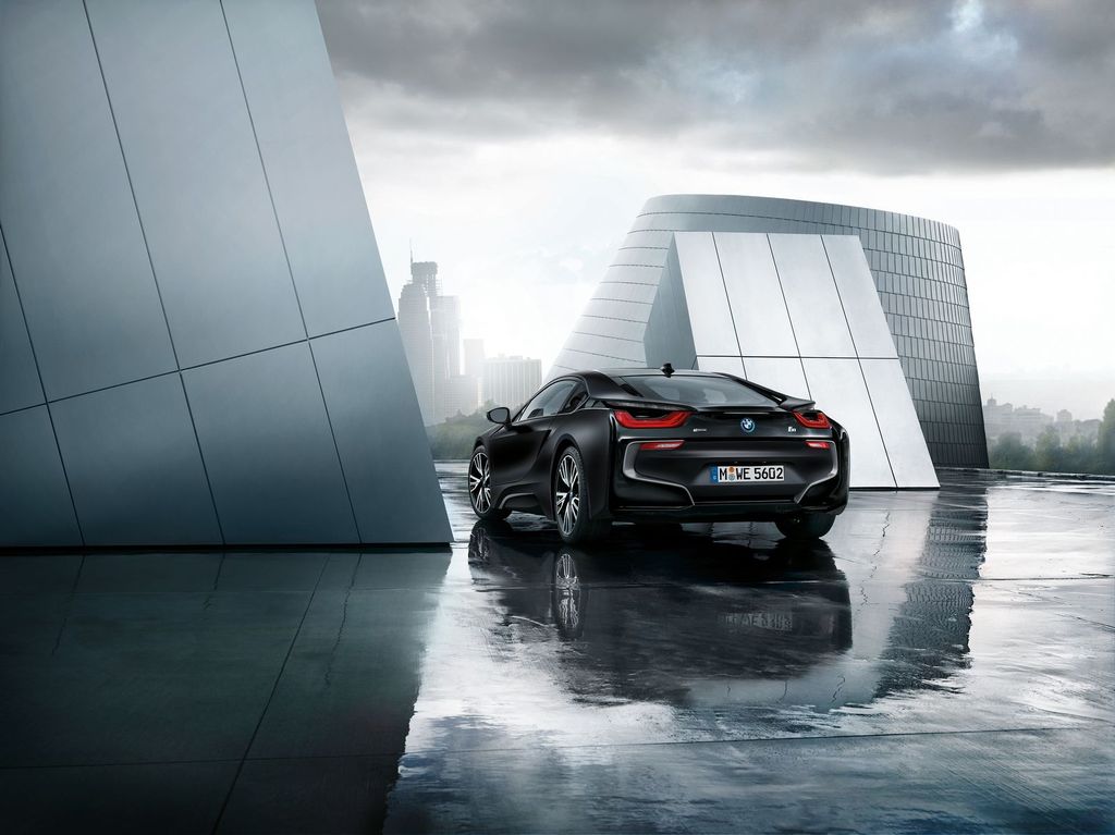 BMW mang i8 phiên bản đặc biệt Frozen Black cùng với 5-Series Touring và 4-Series LCI tới Geneva