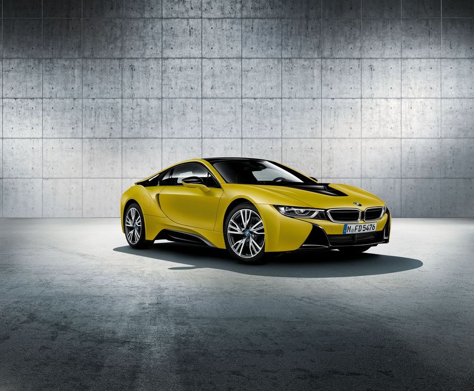 BMW mang i8 phiên bản đặc biệt Frozen Black cùng với 5-Series Touring và 4-Series LCI tới Geneva