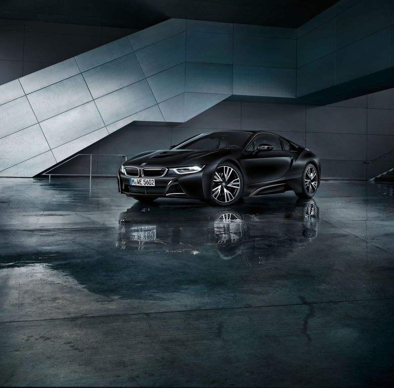 BMW mang i8 phiên bản đặc biệt Frozen Black cùng với 5-Series Touring và 4-Series LCI tới Geneva