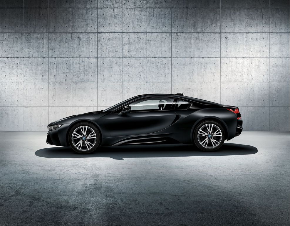BMW mang i8 phiên bản đặc biệt Frozen Black cùng với 5-Series Touring và 4-Series LCI tới Geneva