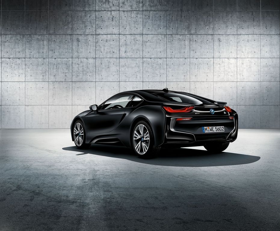 BMW mang i8 phiên bản đặc biệt Frozen Black cùng với 5-Series Touring và 4-Series LCI tới Geneva