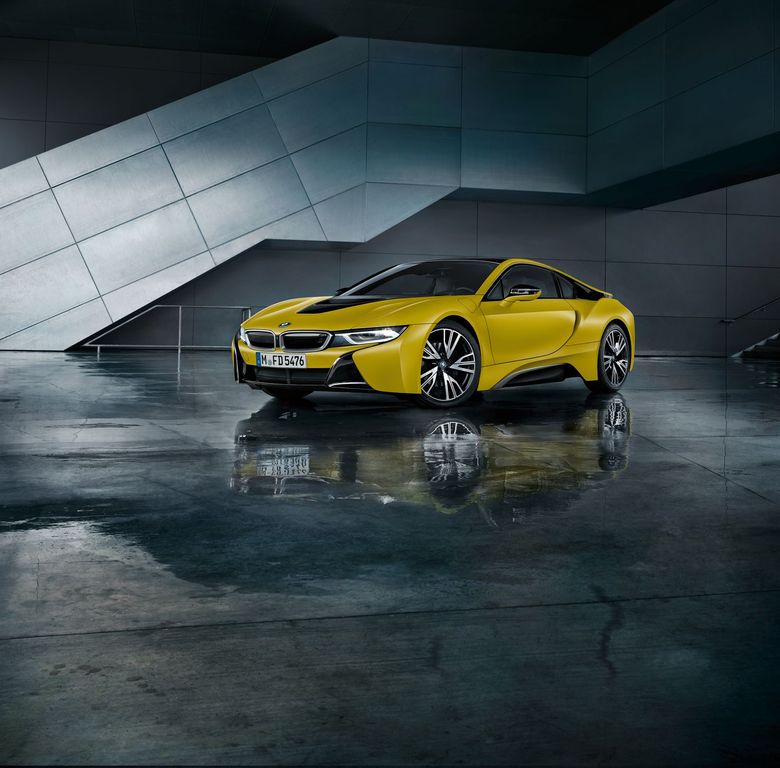 BMW mang i8 phiên bản đặc biệt Frozen Black cùng với 5-Series Touring và 4-Series LCI tới Geneva
