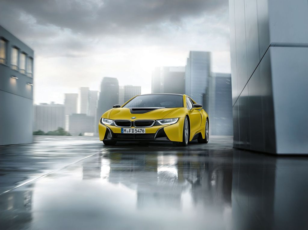 BMW mang i8 phiên bản đặc biệt Frozen Black cùng với 5-Series Touring và 4-Series LCI tới Geneva