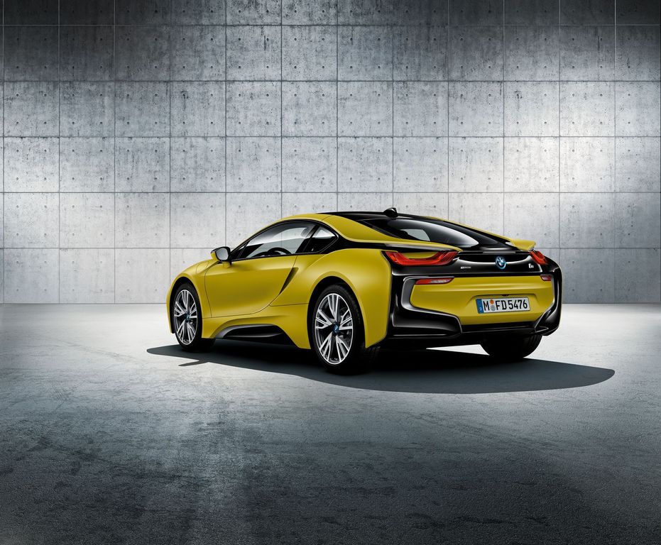 BMW mang i8 phiên bản đặc biệt Frozen Black cùng với 5-Series Touring và 4-Series LCI tới Geneva