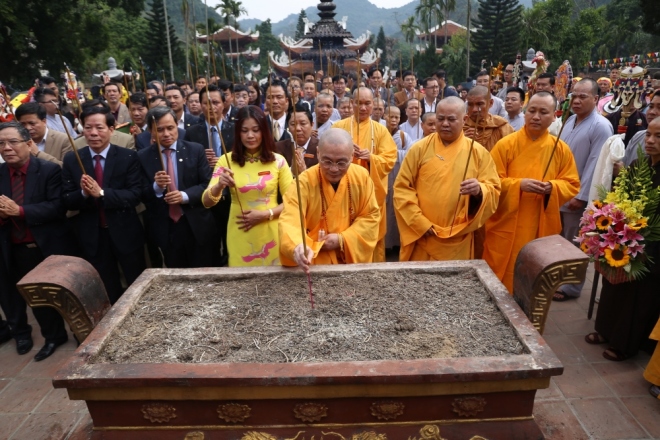 Hàng chục nghìn người khai hội chùa Hương