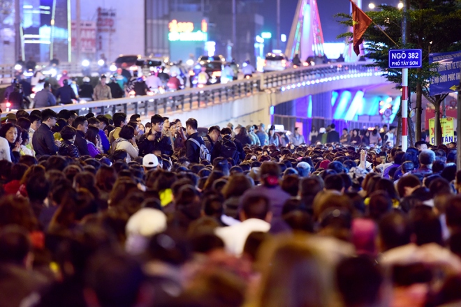 Hà Nội: Người dân ngồi tràn ra đường dự lễ dâng sao giải hạn