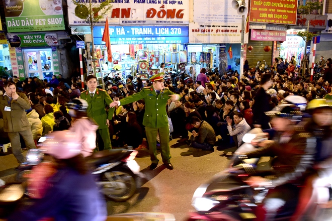 Hà Nội: Người dân ngồi tràn ra đường dự lễ dâng sao giải hạn