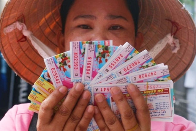 Vé số đuôi 39, 79 bị đẩy giá 30.000 đồng một tờ vẫn cháy hàng ngày Thần Tài