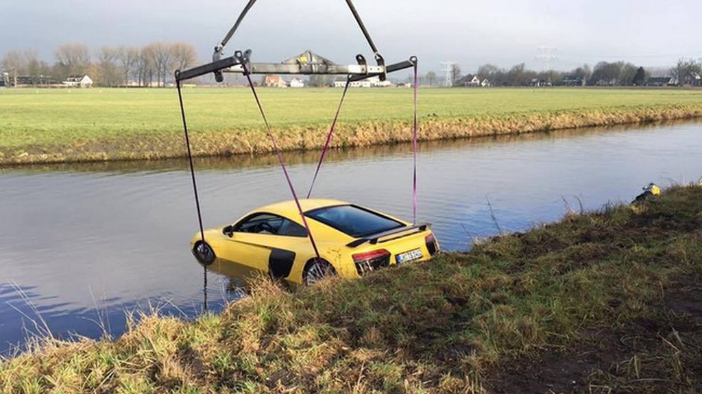 Hà Lan: Audi R8 V10 Plus mất lái, lao xuống sông