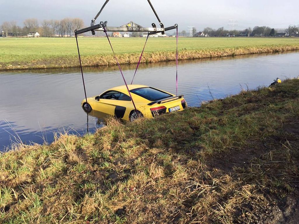Hà Lan: Audi R8 V10 Plus mất lái, lao xuống sông