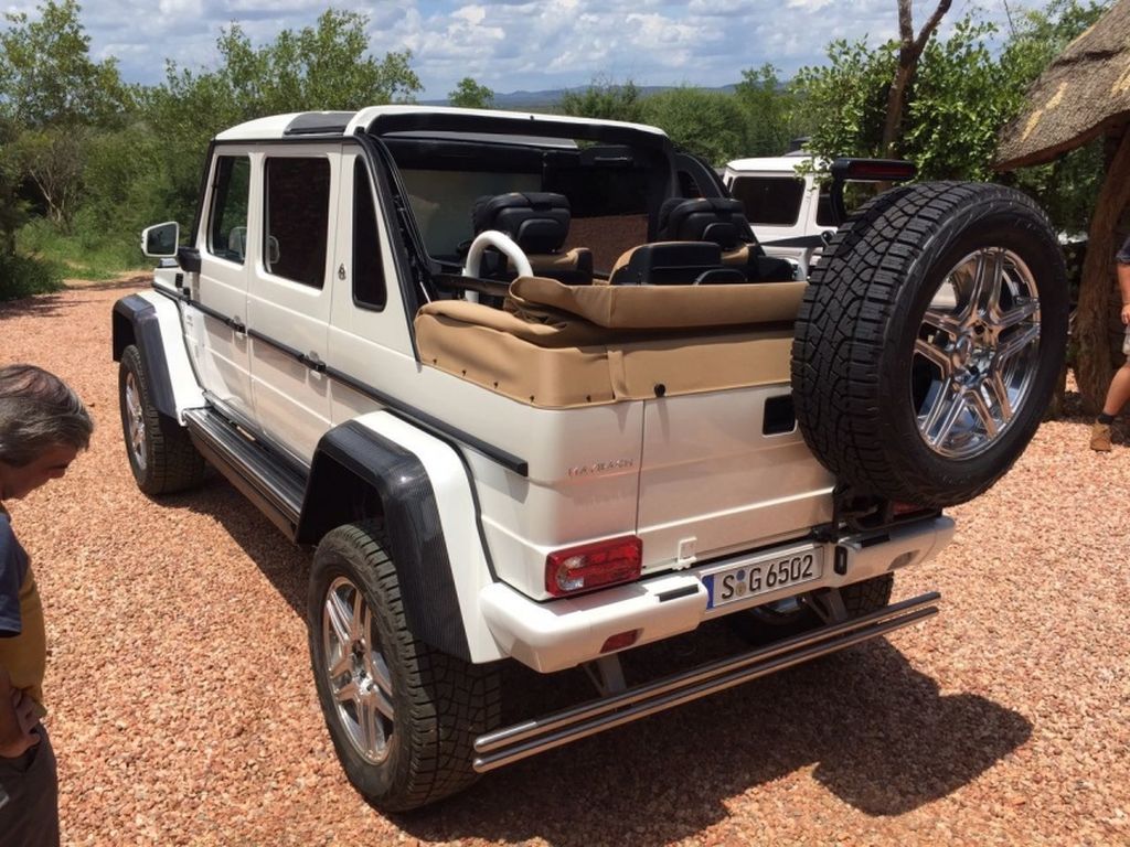 [VIDEO] Mercedes-Maybach G650 Landaulet ra mắt không chính thức