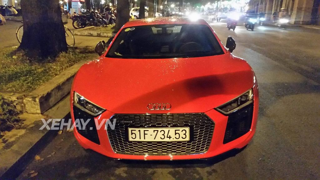 Sài Gòn: Thiếu gia Phan Thành cùng Audi R8 V10 Plus xuống phố du xuân