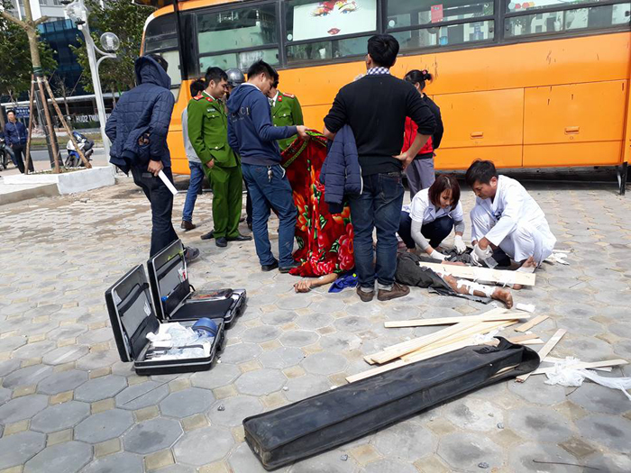 Hà Nội: Cưa thùng phuy bất ngờ phát nổ khiến một thợ hàn gãy hai chân