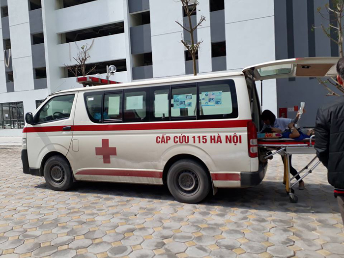 Hà Nội: Cưa thùng phuy bất ngờ phát nổ khiến một thợ hàn gãy hai chân