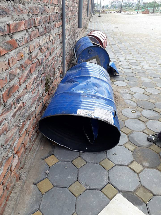 Hà Nội: Cưa thùng phuy bất ngờ phát nổ khiến một thợ hàn gãy hai chân