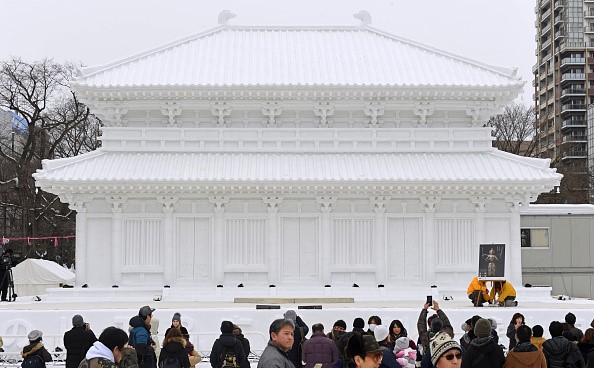 Tượng băng Tổng thống Mỹ cầm “táo bút” tại Lễ hội băng tuyết Nhật Bản