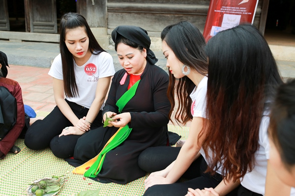 Thí sinh Người đẹp Kinh Bắc về hội Lim học têm trầu cánh phượng