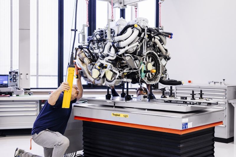 Siêu xe hàng hiếm Bugatti Chiron được tạo ra như thế nào?