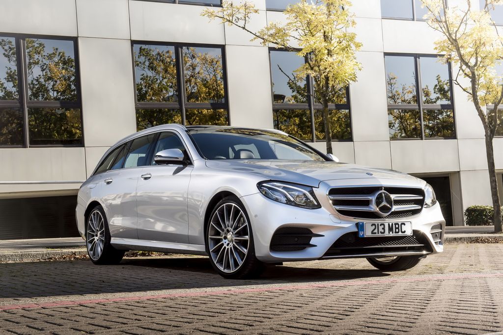 Mercedes-Benz ra mắt E220d 4Matic Wagon và Sedan tại Anh