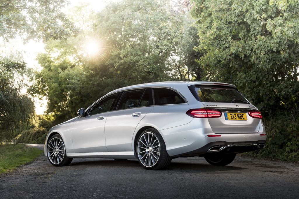 Mercedes-Benz ra mắt E220d 4Matic Wagon và Sedan tại Anh