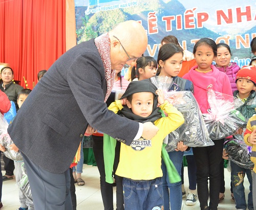 Áo và chăn ấm trị trá hơn 1,8 tỷ đồng đến với trẻ em nghèo