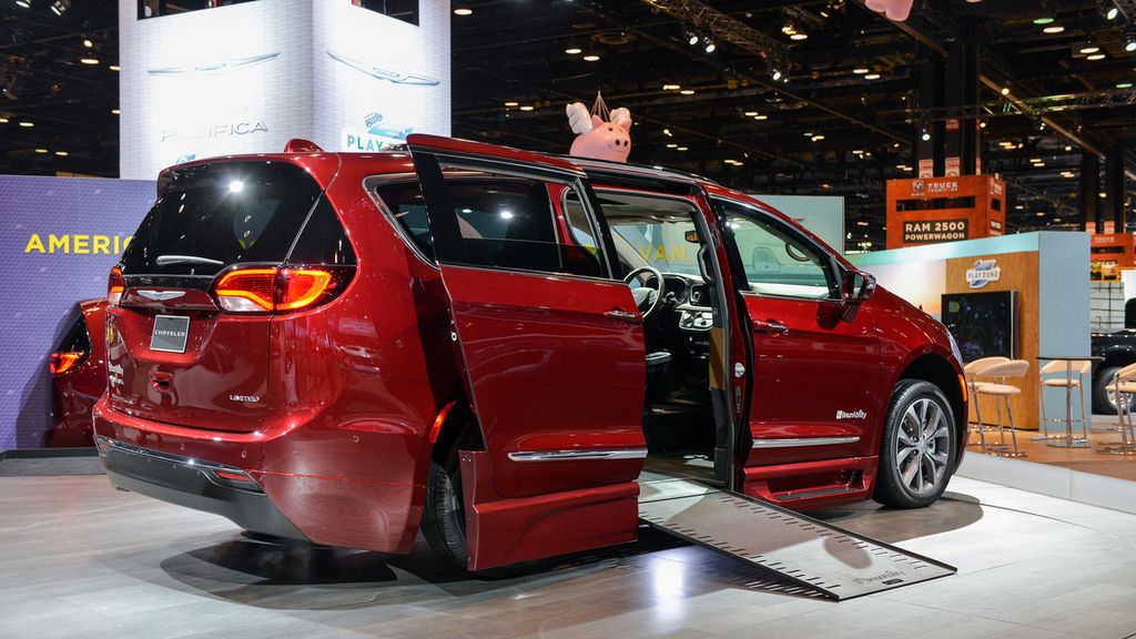 Chrysler và BraunAbility giới thiệu chiếc minivan đặc biệt Pacifica cho người khuyết tật