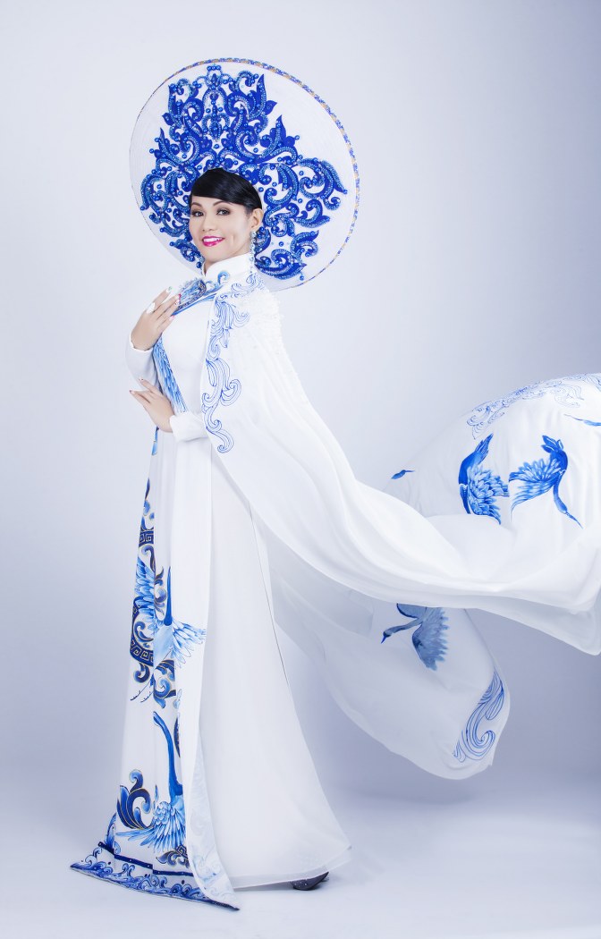 Ngọc Huyền đem đến hình ảnh mới lạ với phong thái sang trọng trong tà áo dài