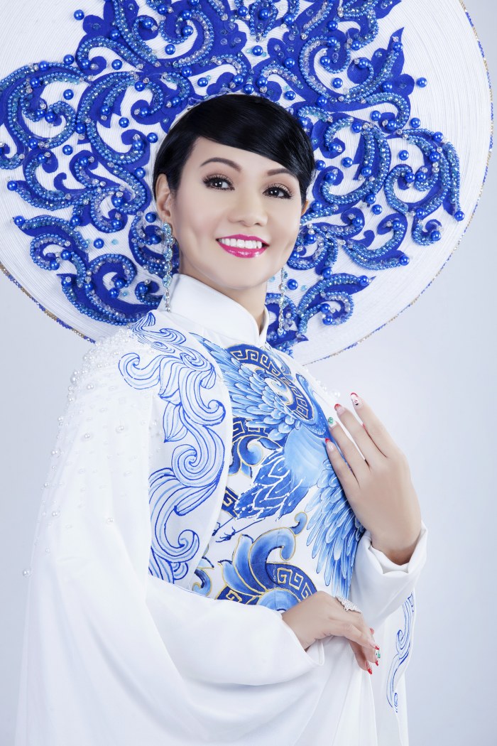 Ngọc Huyền đem đến hình ảnh mới lạ với phong thái sang trọng trong tà áo dài