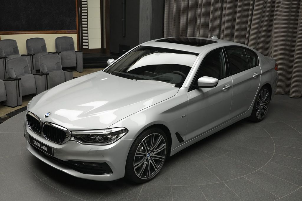 BMW 540i trông hoàn toàn mới với trang trí Sport Line