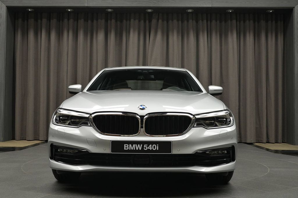BMW 540i trông hoàn toàn mới với trang trí Sport Line