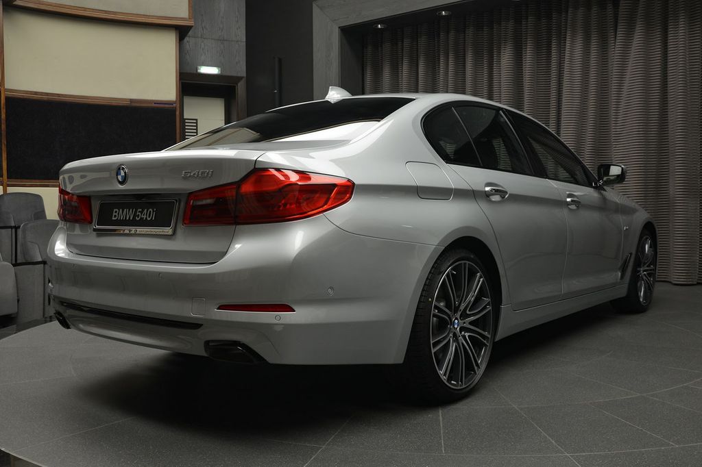 BMW 540i trông hoàn toàn mới với trang trí Sport Line