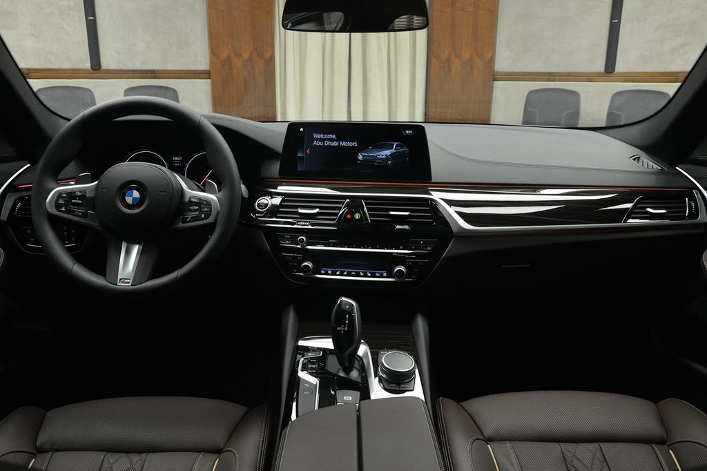BMW 540i trông hoàn toàn mới với trang trí Sport Line