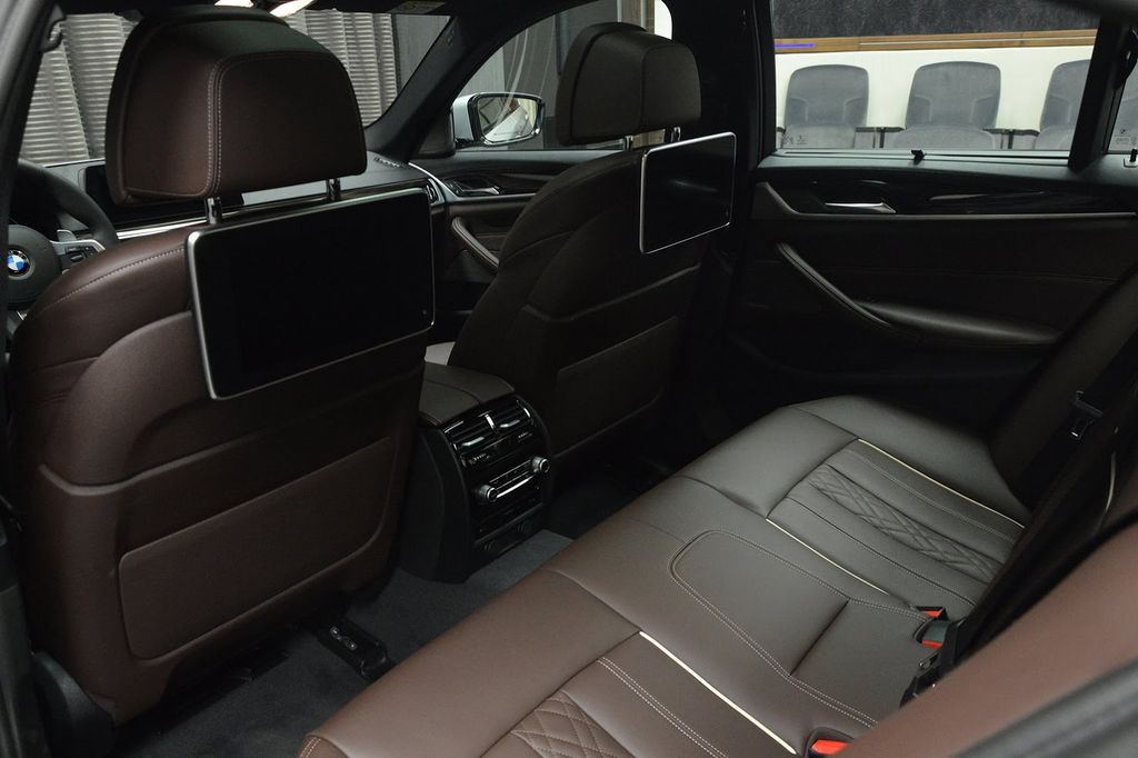 BMW 540i trông hoàn toàn mới với trang trí Sport Line