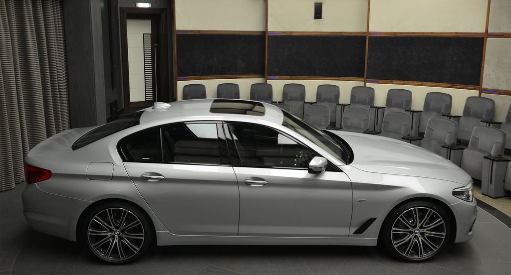 BMW 540i trông hoàn toàn mới với trang trí Sport Line