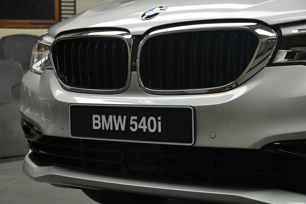 BMW 540i trông hoàn toàn mới với trang trí Sport Line