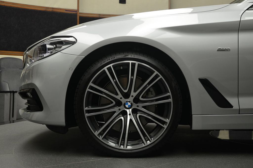BMW 540i trông hoàn toàn mới với trang trí Sport Line