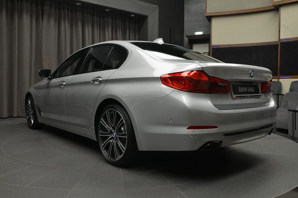 BMW 540i trông hoàn toàn mới với trang trí Sport Line