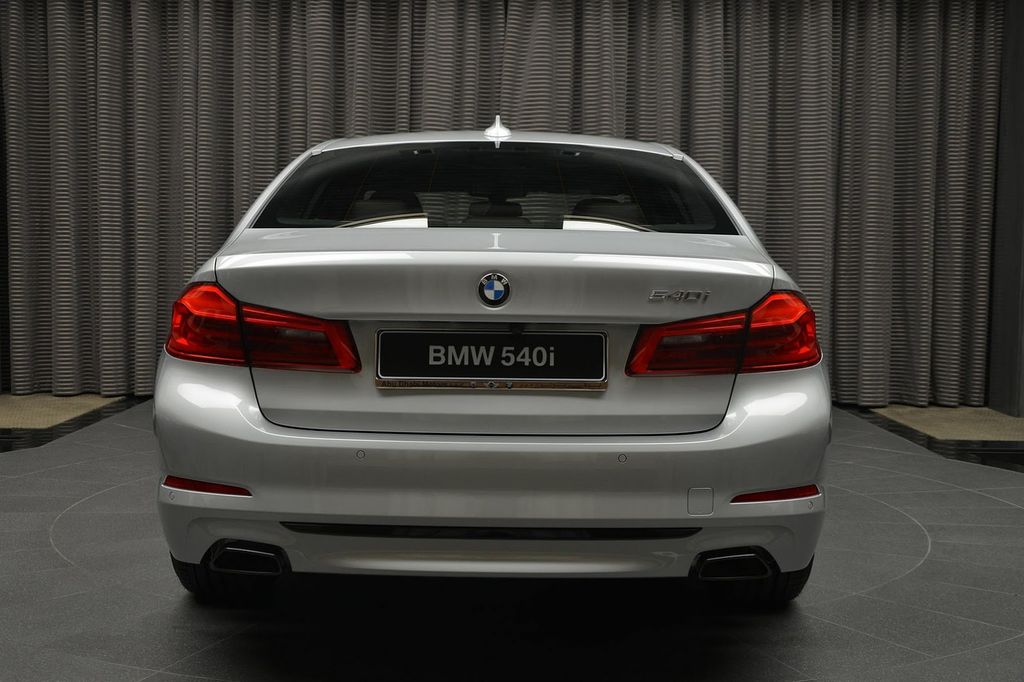 BMW 540i trông hoàn toàn mới với trang trí Sport Line
