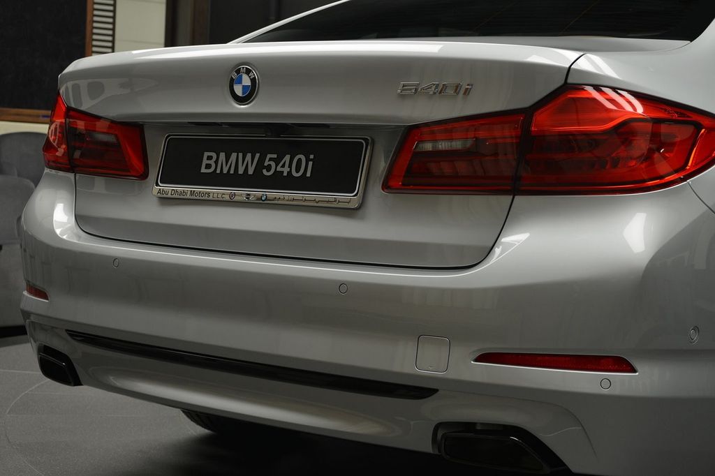 BMW 540i trông hoàn toàn mới với trang trí Sport Line