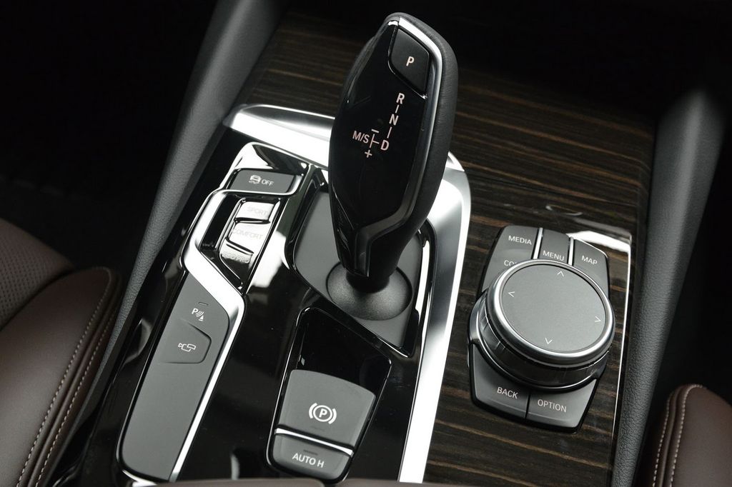 BMW 540i trông hoàn toàn mới với trang trí Sport Line