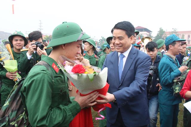 Chủ tịch UBND TP Nguyễn Đức Chung động viên các tân binh huyện Đan Phượng lên đường làm nhiệm vụ