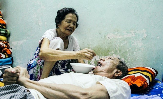 Chuyện tình ngỡ như phim của bà bán vé số 63 tuổi