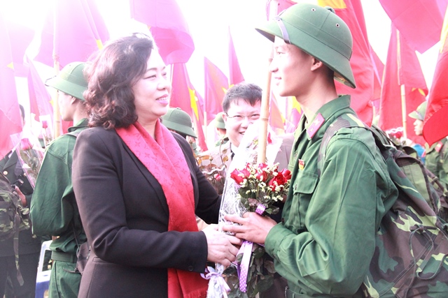 Phó Bí thư Thường trực Thành ủy Ngô Thị Thanh Hằng động viên các tân binh lên đường nhập ngũ