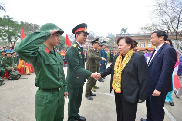 Chủ tịch HĐND TP Nguyễn Thị Bích Ngọc động viên tân binh huyện Đông Anh lên đường nhập ngũ