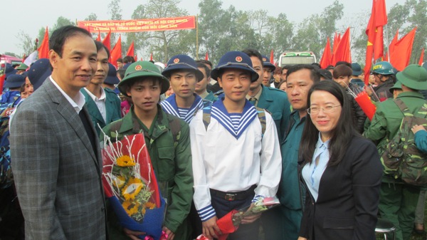 Chủ tịch HĐND TP Nguyễn Thị Bích Ngọc động viên tân binh huyện Đông Anh lên đường nhập ngũ