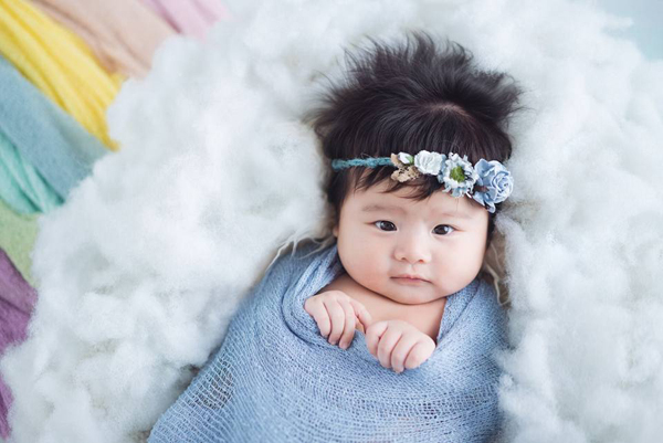 Vân Trang khoe ảnh con gái 4 tháng tuổi đá lông nheo siêu đáng yêu