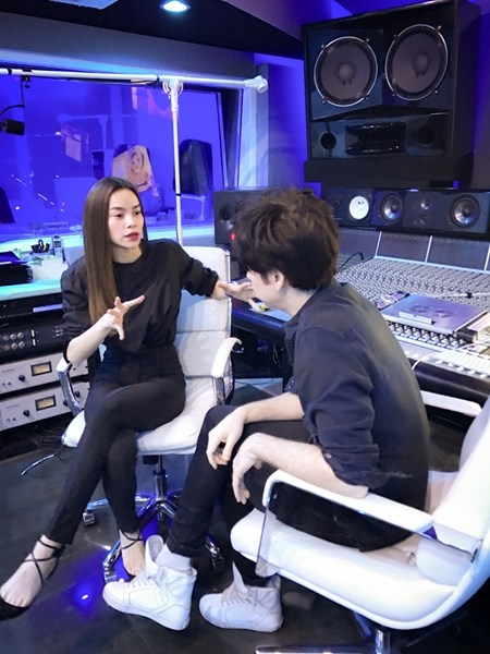 Hồ Ngọc Hà làm việc với nhà sản xuất âm nhạc nổi tiếng
