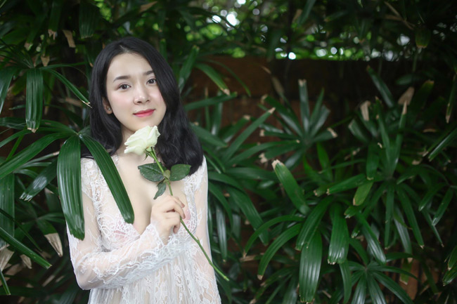 Cựu nữ sinh Ngoại Thương diện nội y vào bếp tung loạt hình gợi cảm
