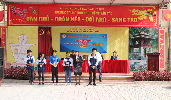 1.200 học sinh trường THPT  Vân Tảo được tư vấn định hướng nghề nghiệp