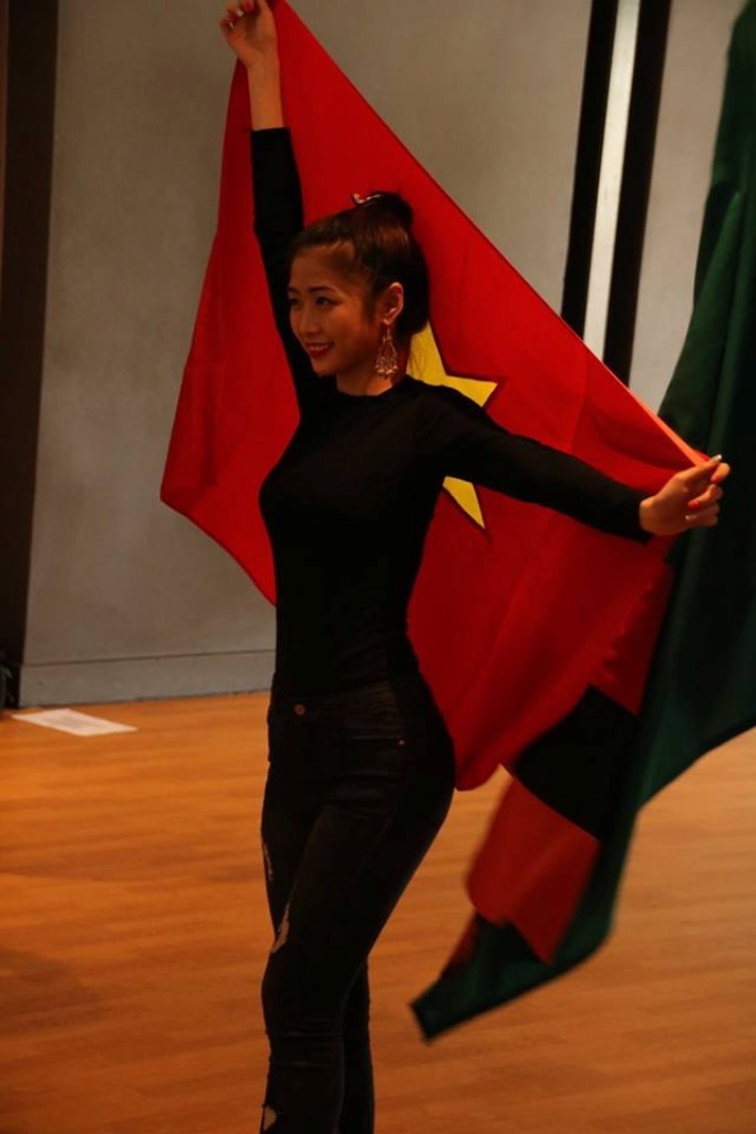 Trương Thái Thùy Dương nấu phở bò tại  Miss Heritage 2017